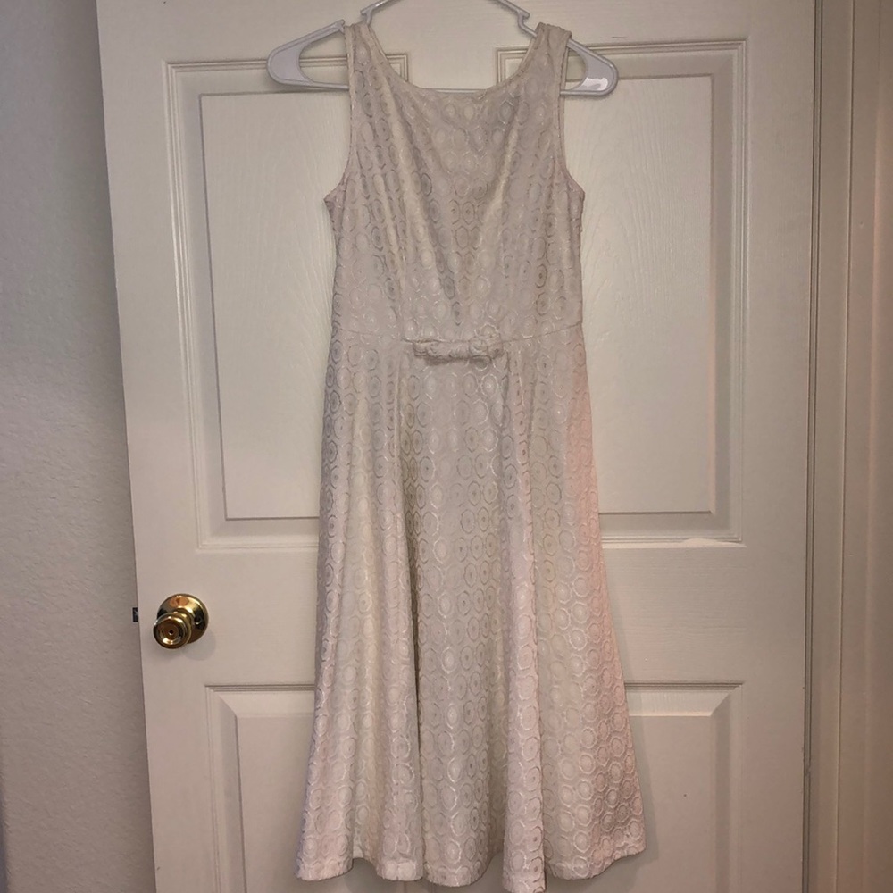 White sleeveless dress with a bow